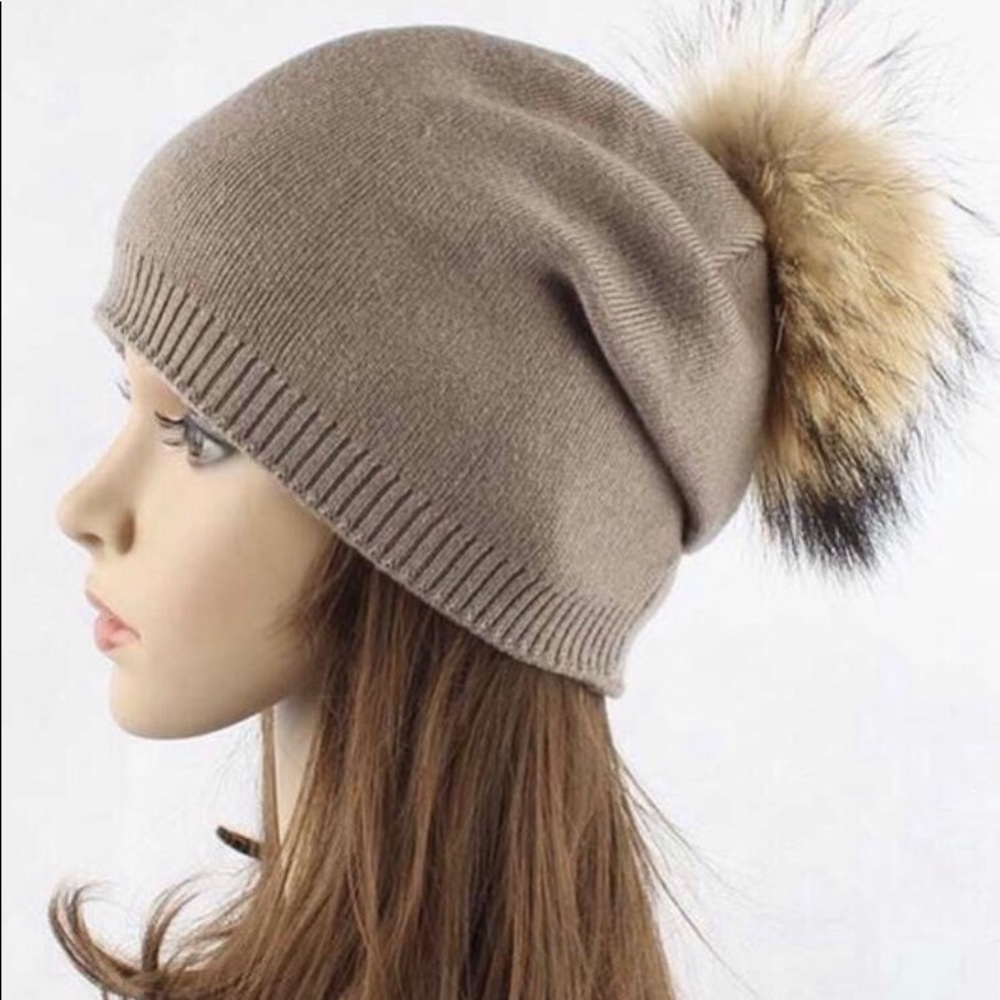 Beanie Hats w detachable real fur Pom Pom
